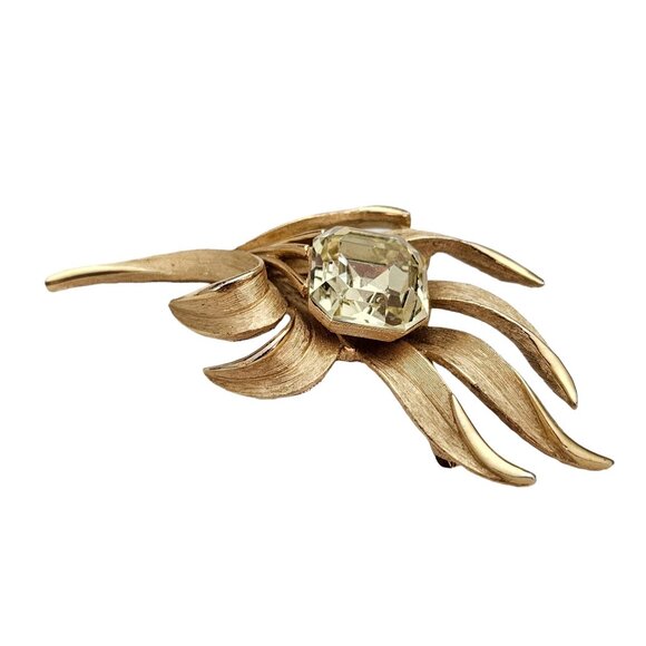 Trifari Crown Over T Gold Tone Jonquil Emerald Cut Rhinestone Brooch Signed L321 - Picture 4 of 7